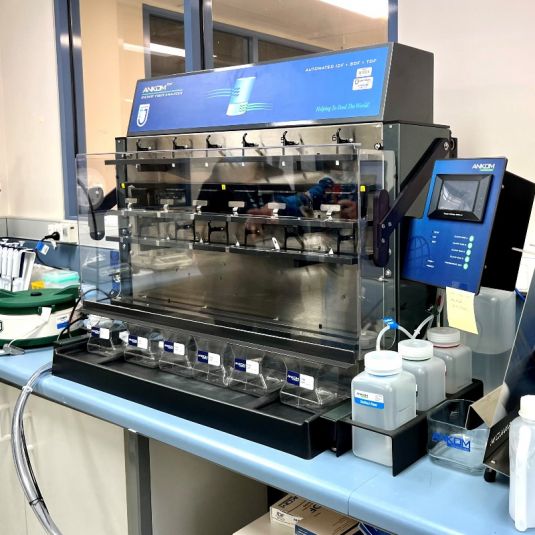 Fibre analyser equipment with glass window