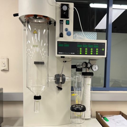 Spray dryer equipment with cylinders and screen