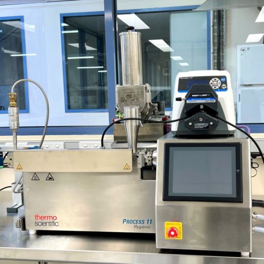 Small extruder equipment with screen and conveyer belt